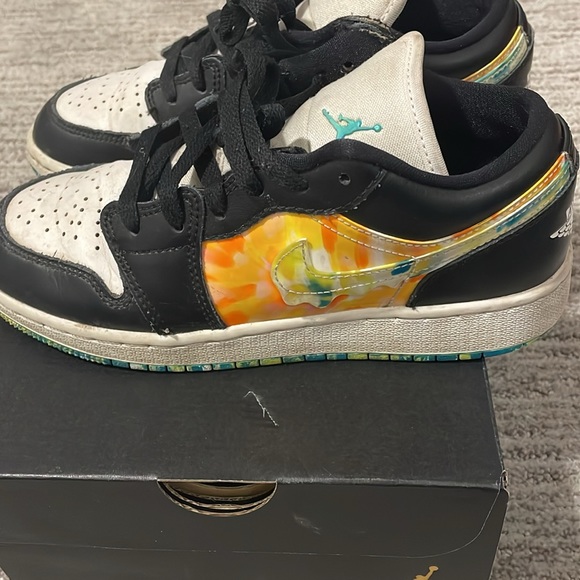 Jordan low SE 4Y.  Black white and multicolored. - Picture 6 of 8